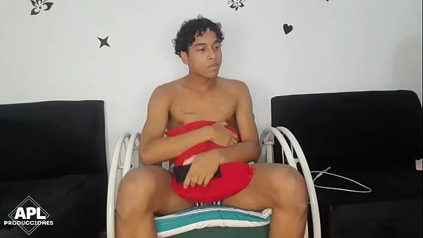 Sali del baño y me encuentro a mi hermanastro bien cachondo jalandose su gran verga y quise ayudarlo - Historia completa