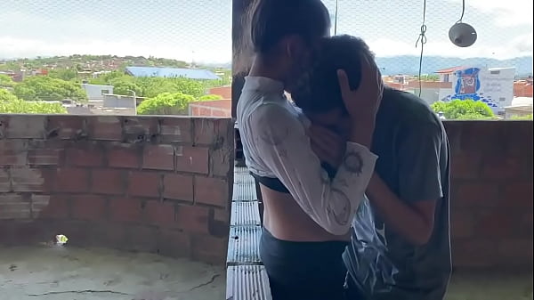 PIDO AYUDA A MI VECINO CON MI PROBLEMA DE ELCTRICIDAD.